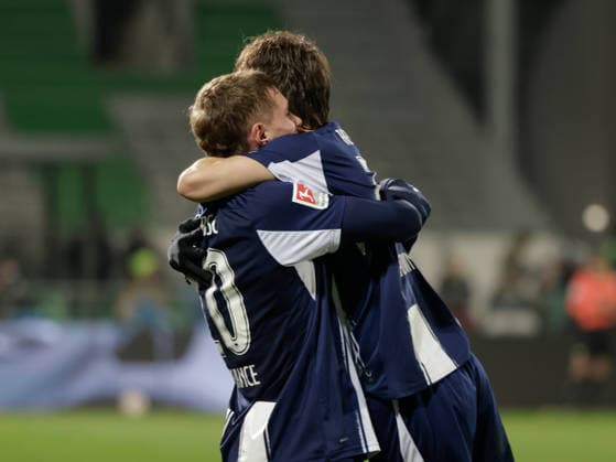 Deutschland: Fußball, 2. Bundesliga 2025 26, 16. Spieltag - SpVgg Greuther Fürth vs Hertha BSC - Sportpark Ronhof (Fürth): Torjubel zum 3:2 Michal Karbownik (Hertha BSC, 33) Michael Cuisance (Hertha BSC, 10)