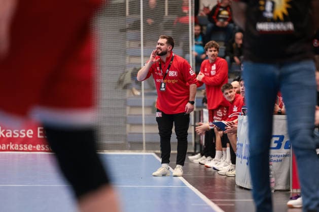 12.12.2025, Handball, Saison 2025 2026, 2. Handball Bundesliga, 15. Spieltag, TuSEM Essen - TuS N-Lübbecke, Trainer Kenji Hövels (TuSEM Essen) gibt Anweisungen, Essen Am Hallo NRW Deutschland xRHR-FOTO DEx Copyright: DennisxEwert RHR-FOTOx RHR-FOTO DE