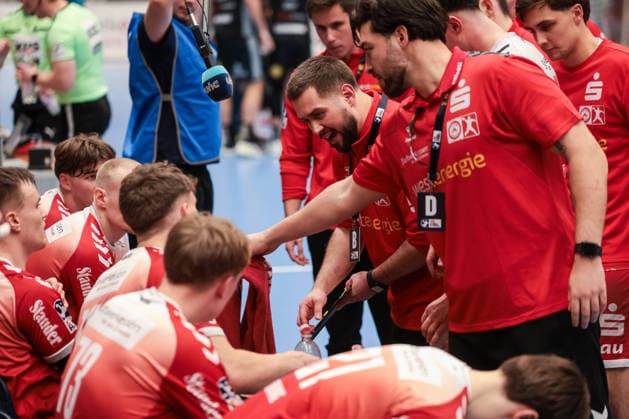 12.12.2025, Handball, Saison 2025 2026, 2. Handball Bundesliga, 15. Spieltag, TuSEM Essen - TuS N-Lübbecke, Trainer Kenji Hövels (TuSEM Essen) gibt Anweisungen, Essen Am Hallo NRW Deutschland xRHR-FOTO DEx Copyright: DennisxEwert RHR-FOTOx RHR-FOTO DE