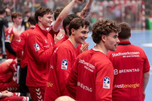 12.12.2025, Handball, Saison 2025 2026, 2. Handball Bundesliga, 15. Spieltag, TuSEM Essen - TuS N-Lübbecke, Jan Reimer (TuSEM Essen), Tim Mast (TuSEM Essen) jubeln, Essen Am Hallo NRW Deutschland xRHR-FOTO DEx Copyright: DennisxEwert RHR-FOTOx RHR-FOTO DE