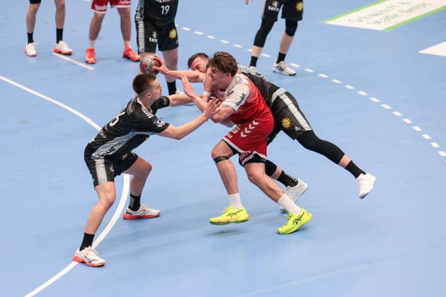 12.12.2025, Handball, Saison 2025 2026, 2. Handball Bundesliga, 15. Spieltag, TuSEM Essen - TuS N-Lübbecke, v. l. Tim Roman Wieling (TuS N-LÜbbecke), Felix Göttler (TuSEM Essen), Essen Am Hallo NRW Deutschland xRHR-FOTO DEx Copyright: DennisxEwert RHR-FOTOx RHR-FOTO DE