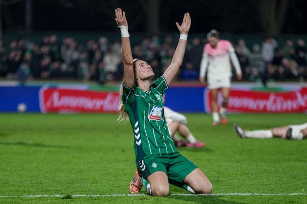 Medina Desic (SV Werder Bremen, 9) erschöpft mit Jubel über den Sieg, Freude über das gewonnene Spiel, DIE DFB-RICHTLINIEN UNTERSAGEN JEGLICHE NUTZUNG VON FOTOS ALS SEQUENZBILDER UND ODER VIDEOÄHNLICHE FOTOSTRECKEN. DFB REGULATIONS PROHIBIT ANY USE OF PHOTOGRAPHS AS IMAGE SEQUENCES AND OR QUASI-VIDEO., 12.12.2025, Bremen (Deutschland), Fussball, Google Pixel Frauen-Bundesliga, SV Werder Bremen - Bayer 04 Leverkusen