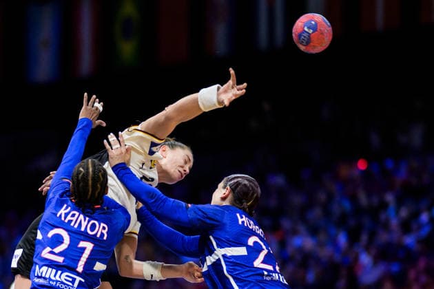 251212 Orlane Kanor and Tamara Horacek of France tries to stop Emily Vogel of Germany during the IHF Women s World Championship, WM, Weltmeisterschaft semifinal between France and Germany on December 12, 2025 in Rotterdam. Photo: Joel Marklund BILDBYRAN kod JM JM0755 bbeng handball handboll handball vm handball-vm handbolls-vm ihf handball world championship world handball championship 2025 world championship 2025 semifinal semifinals frankrike tyskland france germany dam Copyright: JOELxMARKLUND BB251212JM037