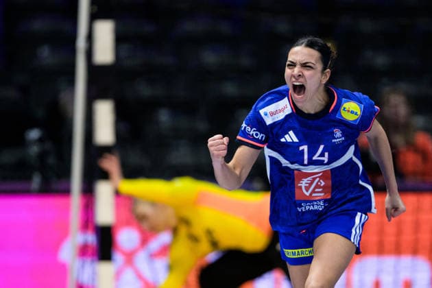 251212 Nina Dury of France celebrates during the IHF Women s World Championship, WM, Weltmeisterschaft semifinal between France and Germany on December 12, 2025 in Rotterdam. Photo: Joel Marklund BILDBYRAN kod JM JM0755 bbeng handball handboll handball vm handball-vm handbolls-vm ihf handball world championship world handball championship 2025 world championship 2025 semifinal semifinals frankrike tyskland france germany dam jubel Copyright: JOELxMARKLUND BB251212JM038