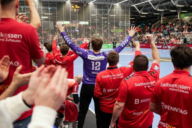 12.12.2025, Handball, Saison 2025 2026, 2. Handball Bundesliga, 15. Spieltag, TuSEM Essen - TuS N-Lübbecke, Torwart Finn Knaack (TuSEM Essen) und seine Mitspieler jubeln, Essen Am Hallo NRW Deutschland xRHR-FOTO DEx Copyright: DennisxEwert RHR-FOTOx RHR-FOTO DE