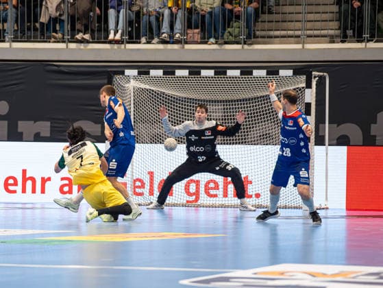 Benedek Nagy (HBW Balingen-Weilstetten, 32) verteidigt den Ball von Pouya Norouzi (VfL Eintracht Hagen, 07) VfL Eintracht Hagen vs. HBW Balingen-Weilstetten, Handball, 2. Bundesliga, 15. Spieltag, Saison 2025 2026, 12.12.2025 VfL Eintracht Hagen vs. HBW Balingen-Weilstetten, Handball, 2. Bundesliga, 15. Spieltag, Saison 2025 2026, 12.12.2025 Hagen Copyright: xEibner-Pressefoto DamianxKruczynx EP_DKI