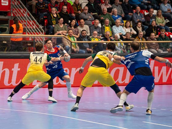 Csaba Leimeter (HBW Balingen-Weilstetten, 55) beim Zweikampf gegen Moritz Boekenkamp (VfL Eintracht Hagen, 44) VfL Eintracht Hagen vs. HBW Balingen-Weilstetten, Handball, 2. Bundesliga, 15. Spieltag, Saison 2025 2026, 12.12.2025 VfL Eintracht Hagen vs. HBW Balingen-Weilstetten, Handball, 2. Bundesliga, 15. Spieltag, Saison 2025 2026, 12.12.2025 Hagen Copyright: xEibner-Pressefoto DamianxKruczynx EP_DKI