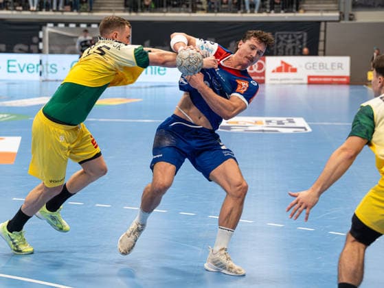 Mex Raguse (HBW Balingen-Weilstetten, 06) wird von Jan von Boenigk (VfL Eintracht Hagen, 95) gefoult VfL Eintracht Hagen vs. HBW Balingen-Weilstetten, Handball, 2. Bundesliga, 15. Spieltag, Saison 2025 2026, 12.12.2025 VfL Eintracht Hagen vs. HBW Balingen-Weilstetten, Handball, 2. Bundesliga, 15. Spieltag, Saison 2025 2026, 12.12.2025 Hagen Copyright: xEibner-Pressefoto DamianxKruczynx EP_DKI