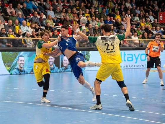 Csaba Leimeter (HBW Balingen-Weilstetten, 55) wird von Moritz Boekenkamp (VfL Eintracht Hagen, 44) und Philip Jungemann (VfL Eintracht Hagen, 25) verteidigt VfL Eintracht Hagen vs. HBW Balingen-Weilstetten, Handball, 2. Bundesliga, 15. Spieltag, Saison 2025 2026, 12.12.2025 VfL Eintracht Hagen vs. HBW Balingen-Weilstetten, Handball, 2. Bundesliga, 15. Spieltag, Saison 2025 2026, 12.12.2025 Hagen Copyright: xEibner-Pressefoto DamianxKruczynx EP_DKI