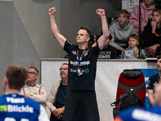 Matthias Flohr (HBW Balingen-Weilstetten, Trainer) freut sich und jubelt VfL Eintracht Hagen vs. HBW Balingen-Weilstetten, Handball, 2. Bundesliga, 15. Spieltag, Saison 2025 2026, 12.12.2025 VfL Eintracht Hagen vs. HBW Balingen-Weilstetten, Handball, 2. Bundesliga, 15. Spieltag, Saison 2025 2026, 12.12.2025 Hagen Copyright: xEibner-Pressefoto DamianxKruczynx EP_DKI