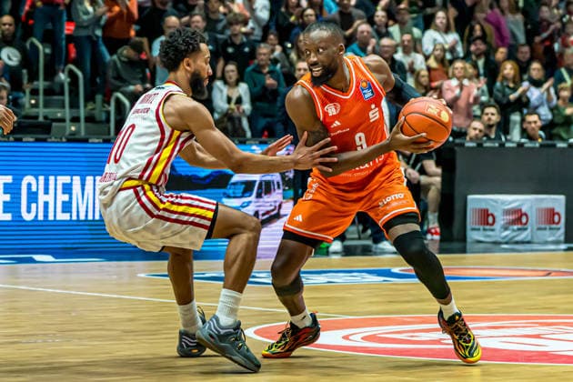 Chemnitz, Deutschland 12. Dezember 2025: 1.BBL - 2025 2026 - Niners Chemnitz vs. Würzburg Baskets Im Bild: v. li. im Zweikampf Davion Mintz (Würzburg) und John Newman III (99) Copyright: xFotostandx xNachtigallx