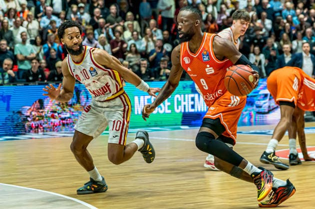 Chemnitz, Deutschland 12. Dezember 2025: 1.BBL - 2025 2026 - Niners Chemnitz vs. Würzburg Baskets Im Bild: v. li. im Zweikampf Davion Mintz (Würzburg) und John Newman III (99) Copyright: xFotostandx xNachtigallx
