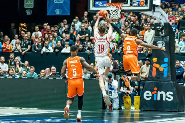Chemnitz, Deutschland 12. Dezember 2025: 1.BBL - 2025 2026 - Niners Chemnitz vs. Würzburg Baskets Im Bild: v. li. im Zweikampf Christian Skladanowski (Würzburg) mit einen Dunking und John Newman III (99) Copyright: xFotostandx xNachtigallx