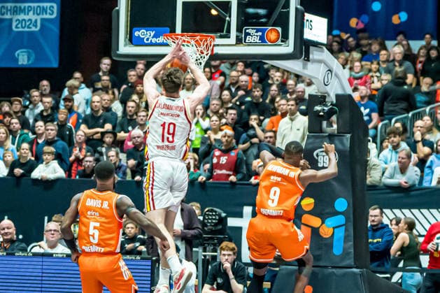 Chemnitz, Deutschland 12. Dezember 2025: 1.BBL - 2025 2026 - Niners Chemnitz vs. Würzburg Baskets Im Bild: Copyright: xFotostandx xNachtigallx