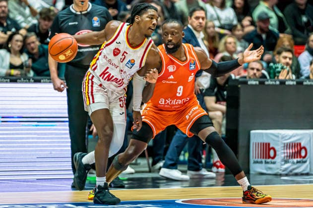 Chemnitz, Deutschland 12. Dezember 2025: 1.BBL - 2025 2026 - Niners Chemnitz vs. Würzburg Baskets Im Bild: v. li. im Zweikampf Marcus Carr (Würzburg) und John Newman III (99) Copyright: xFotostandx xNachtigallx