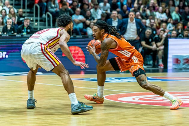 Chemnitz, Deutschland 12. Dezember 2025: 1.BBL - 2025 2026 - Niners Chemnitz vs. Würzburg Baskets Im Bild: v. li. im Zweikampf Davion Mintz (Würzburg) und Nike Sibande (99) Copyright: xFotostandx xNachtigallx