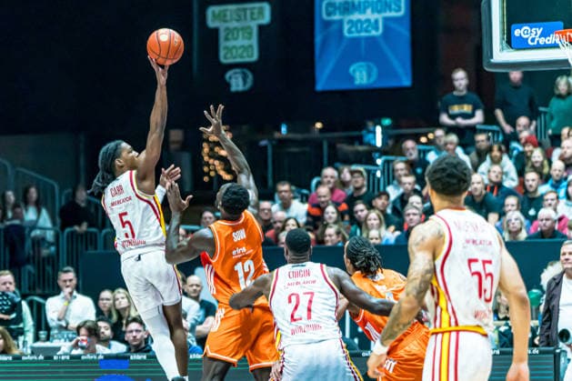 Chemnitz, Deutschland 12. Dezember 2025: 1.BBL - 2025 2026 - Niners Chemnitz vs. Würzburg Baskets Im Bild: v. li. im Zweikampf Marcus Carr (Würzburg) und Amadou Sow (99) Copyright: xFotostandx xNachtigallx