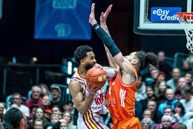 Chemnitz, Deutschland 12. Dezember 2025: 1.BBL - 2025 2026 - Niners Chemnitz vs. Würzburg Baskets Im Bild: v. li. im Zweikampf David Muenkat (Würzburg) und Kaza Kajami-Keane (99) Copyright: xFotostandx xNachtigallx
