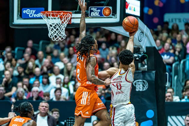 Chemnitz, Deutschland 12. Dezember 2025: 1.BBL - 2025 2026 - Niners Chemnitz vs. Würzburg Baskets Im Bild: v. li. im Zweikampf Nike Sibande (99) und Davion Mintz (Würzburg) Copyright: xFotostandx xNachtigallx