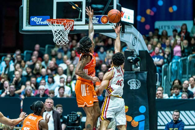 Chemnitz, Deutschland 12. Dezember 2025: 1.BBL - 2025 2026 - Niners Chemnitz vs. Würzburg Baskets Im Bild: v. li. im Zweikampf Nike Sibande (99) und Davion Mintz (Würzburg) Copyright: xFotostandx xNachtigallx