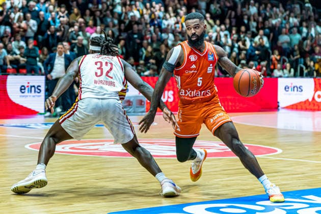 Chemnitz, Deutschland 12. Dezember 2025: 1.BBL - 2025 2026 - Niners Chemnitz vs. Würzburg Baskets Im Bild: v. li. im Zweikampf Charles Thompson (Würzburg) und Corey Davis (99) Copyright: xFotostandx xNachtigallx
