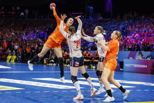 ROTTERDAM - Kelly Dulfer (NED) in action during the semi-final at the World Handball Championship between the Netherlands and Norway. ANP IRIS VAN DEN BROEK netherlands out - belgium out Rotterdam xVIxxIVx 544689768 originalFilename: 544689768.jpg