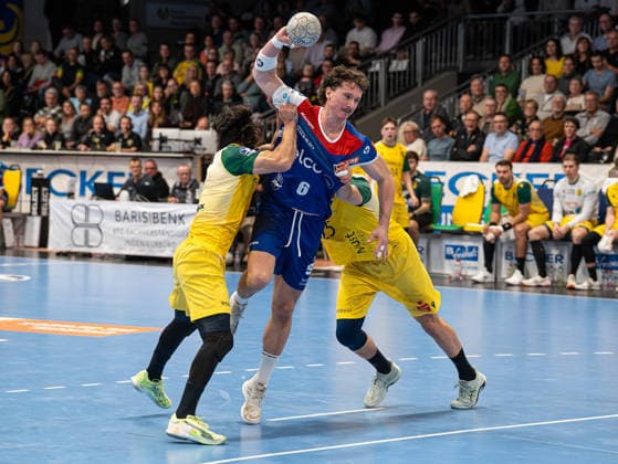 Mex Raguse (HBW Balingen-Weilstetten, 06) wird beim Wurf von Pouya Norouzi (VfL Eintracht Hagen, 07) und Philip Jungemann (VfL Eintracht Hagen, 25) geblockt VfL Eintracht Hagen vs. HBW Balingen-Weilstetten, Handball, 2. Bundesliga, 15. Spieltag, Saison 2025 2026, 12.12.2025 VfL Eintracht Hagen vs. HBW Balingen-Weilstetten, Handball, 2. Bundesliga, 15. Spieltag, Saison 2025 2026, 12.12.2025 Hagen Copyright: xEibner-Pressefoto DamianxKruczynx EP_DKI