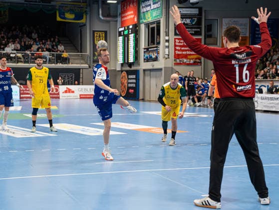 Sascha Pfattheicher (HBW Balingen-Weilstetten, 30) beim Siebenmeter gegen Pascal Bochmann (VfL Eintracht Hagen, 16) VfL Eintracht Hagen vs. HBW Balingen-Weilstetten, Handball, 2. Bundesliga, 15. Spieltag, Saison 2025 2026, 12.12.2025 VfL Eintracht Hagen vs. HBW Balingen-Weilstetten, Handball, 2. Bundesliga, 15. Spieltag, Saison 2025 2026, 12.12.2025 Hagen Copyright: xEibner-Pressefoto DamianxKruczynx EP_DKI