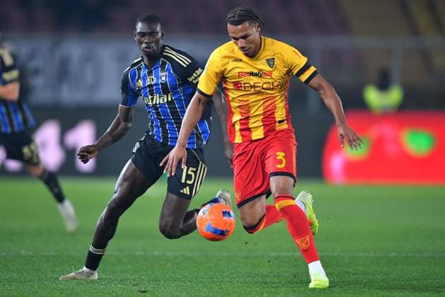 Lecce s Left back Corrie Ndaba (3 US Lecce) and Pisa s Right Winger Idrissa TourÃ (15 Pisa Sporting Club 1909) in action during the Serie A Enilive soccer matchday 15 between US Lecce and Pisa Sportin Club 1909 at the Via del Mare Stadium in Lecce, Italy, Friday, December 12, 2025. (Credit Image: Giovanni Evangelista LaPresse)  Copyright: xGiovannixEvangelista LaPressex