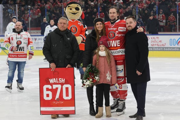 Sahnpark Crimmitschau 12.12.2025 Saison 2025 26 Eishockey 2. Bundesliga Hauptrunde Kunsteisstadion Heimspiel 23. Spieltag Eispiraten Eispiraten - Blue Devils Weiden Ronny Bauer, Sarah Walsh, Abby, Dominic Walsh, Jörg Buschmann v.l. bei der Ehrung zum 670 Spiel Crimmitschau Sachsen Germany *** Sahnpark Crimmitschau 12 12 2025 Season 2025 26 Ice Hockey 2 Bundesliga Main Round Kunsteisstadion Home Game 23 Matchday Eispiraten Eispiraten Blue Devils Weiden Ronny Bauer, Sarah Walsh, Abby, Dominic Walsh, Jörg Buschmann f l at the award ceremony for the 670 game Crimmitschau Sachsen Germany