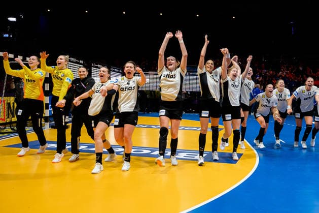 Handball, Frauen WM, Halbfinale: Frankreich - Deutschland Torhueterin Sarah Wachter (Deutschland), Torhueterin Katharina Filter (Deutschland)m Mareike Thomaier (Deutschland), Julia Maidhof (Deutschland), Alina Grijseels (Deutschland), Viola Leuchter (Deutschland), Aimee von Pereira (Deutschland), Nina Engel (Deutschland) Rotterdam Ahoy Niederlande