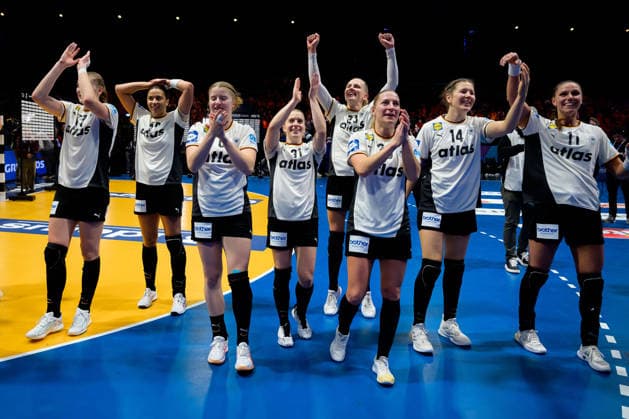 Handball, Frauen WM, Halbfinale: Frankreich - Deutschland die Mannschaft von Deutschland, Nina Engel (Deutschland), Alexia Hauf (Deutschland), Annika Lott (Deutschland), Jenny Behrend (Deutschland), Marie Steffen (Deutschland), Xenia Smits (Deutschland) Schlussjubel Schlußjubel Emotion Freude Rotterdam Ahoy Niederlande