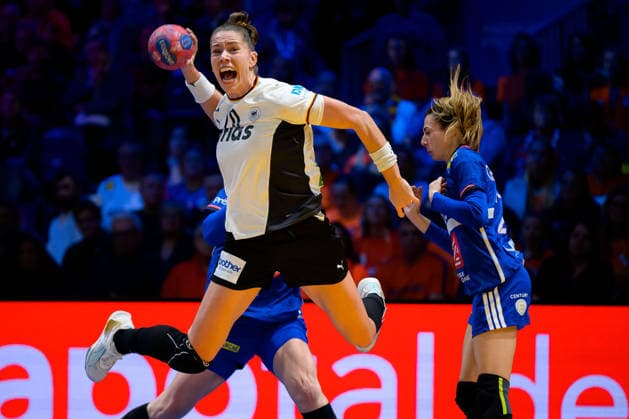 Handball, Frauen WM, Halbfinale: Frankreich - Deutschland Emily Vogel (Deutschland) Rotterdam Ahoy Niederlande
