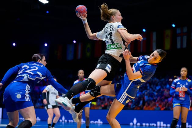 Handball, Frauen WM, Halbfinale: Frankreich - Deutschland v.li. Tamara Horacek (Frankreich), Viola Leuchter (Deutschland), Nina Dury (Frankreich) Rotterdam Ahoy Niederlande