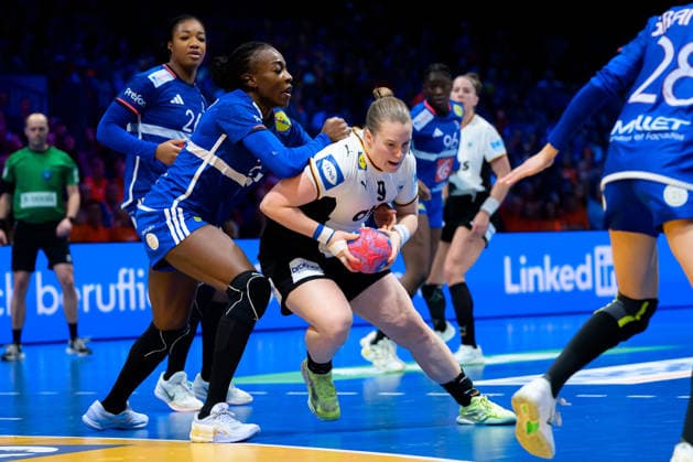 Handball, Frauen WM, Halbfinale: Frankreich - Deutschland v. li. im Zweikampf Oriane Ondono (Frankreich) und Lisa Antl (Deutschland) Rotterdam Ahoy Niederlande