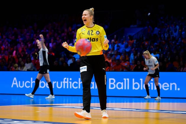 Handball, Frauen WM, Halbfinale: Frankreich - Deutschland Torhueterin Katharina Filter (Deutschland) Jubel Freude Emotion Rotterdam Ahoy Niederlande