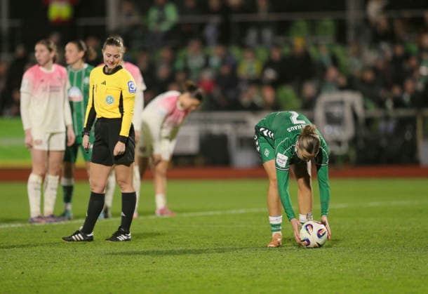 Foto : per Elfmeter verwandelt Larissa MÜHLHAUS (Werder) zum 1-0 Fussball Google Pixel Frauen Bundesliga , 13. Spieltag am Fr. 12.12.2025 Werder Bremen - Bayer 04 Leverkusen