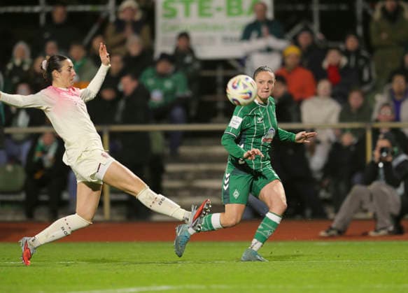 Foto : Torschuss von Verena WIEDER (Werder) gegen Selina Ostermeier ( Leverkusen , links ) Fussball Google Pixel Frauen Bundesliga , 13. Spieltag am Fr. 12.12.2025 Werder Bremen - Bayer 04 Leverkusen
