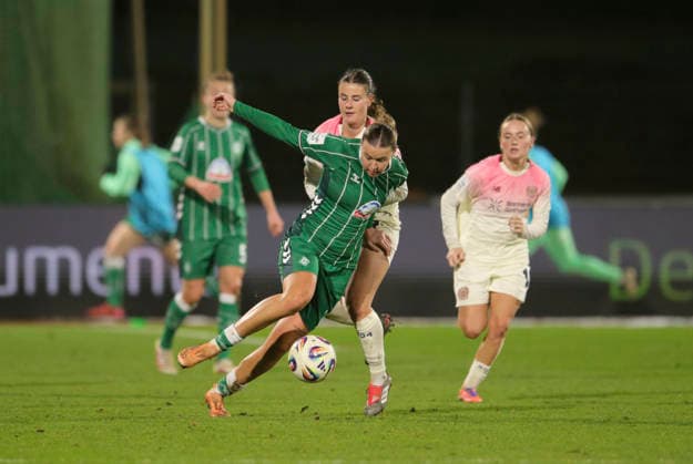 Foto : am Ball Larissa MÜHLHAUS (Werder) gegen Katharina PILJIC ( Leverkusen ) Fussball Google Pixel Frauen Bundesliga , 13. Spieltag am Fr. 12.12.2025 Werder Bremen - Bayer 04 Leverkusen