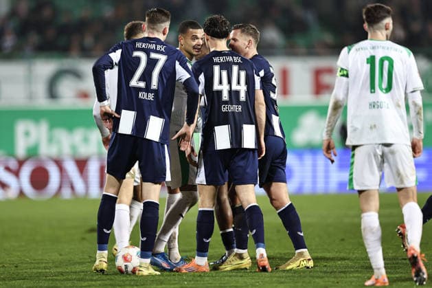 Rudelbildung: Maximilian Dietz, Fürth, im Hinrundenspiel der Saison 2025 2026 zwischen SpVgg Greuther Fürth und Hertha BSC Berlin (3:3) in Fürth; 12 12 2025; -