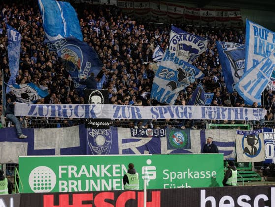 Deutschland: Fußball, 2. Bundesliga 2025 26, 16. Spieltag - SpVgg Greuther Fürth vs Hertha BSC - Sportpark Ronhof (Fürth): Hertha BSC mit Zurück zur SpVgg Fürth Banner