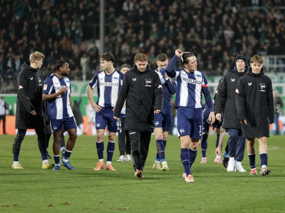 Deutschland: Fußball, 2. Bundesliga 2025 26, 16. Spieltag - SpVgg Greuther Fürth vs Hertha BSC - Sportpark Ronhof (Fürth): Fabian Reese (Hertha BSC, 11) Linus Gechter (Hertha BSC, 44)