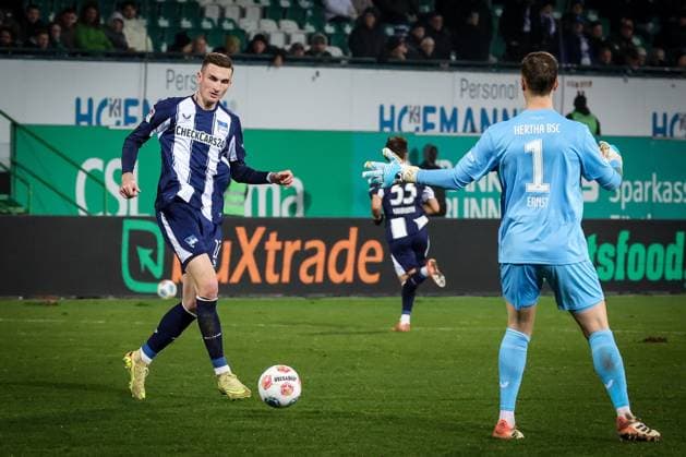 Marten Winkler 22 (Hertha BSC Berlin) passt auf Tjark Ernst 1 (Hertha BSC Berlin), Spvgg Greuther Fuerth vs. Hertha BSC Berlin, Fussball, 2. Bundesliga, DFL, Saison 2025 2026, Hinrunde, 16. Spieltag, 12.12.2025 DFB regulations prohibit any use of photographs as image sequences and or quasi-video Fuerth Bayern Deutschland