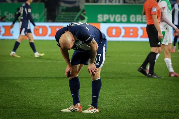 Toni Leistner 37 (Hertha BSC Berlin) erschoepft nach Spielschluss, Spvgg Greuther Fuerth vs. Hertha BSC Berlin, Fussball, 2. Bundesliga, DFL, Saison 2025 2026, Hinrunde, 16. Spieltag, 12.12.2025 DFB regulations prohibit any use of photographs as image sequences and or quasi-video Fuerth Bayern Deutschland
