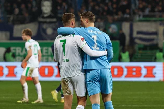 Tjark Ernst 1 (Hertha BSC Berlin) und Dennis Srbeny 7 (Spvgg Greuther Fuerth) umarmen sich nach Spielende, Spvgg Greuther Fuerth vs. Hertha BSC Berlin, Fussball, 2. Bundesliga, DFL, Saison 2025 2026, Hinrunde, 16. Spieltag, 12.12.2025 DFB regulations prohibit any use of photographs as image sequences and or quasi-video Fuerth Bayern Deutschland