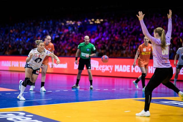 251212 Nora Mork of Norway scores a penalty shot on goalkeeper Yara Ten Holte of Netherlands during the IHF Women™s World Championship, WM, Weltmeisterschaft semifinal between Netherlands and Norway on December 12, 2025 in Rotterdam. Photo: Joel Marklund BILDBYRAN kod JM JM0756 bbeng handball handboll handball vm handball-vm handbolls-vm ihf handball world championship world handball championship 2025 world championship 2025 semifinal semifinals nederländerna norway norge netherlands dam Copyright: JOELxMARKLUND BB251212JM054
