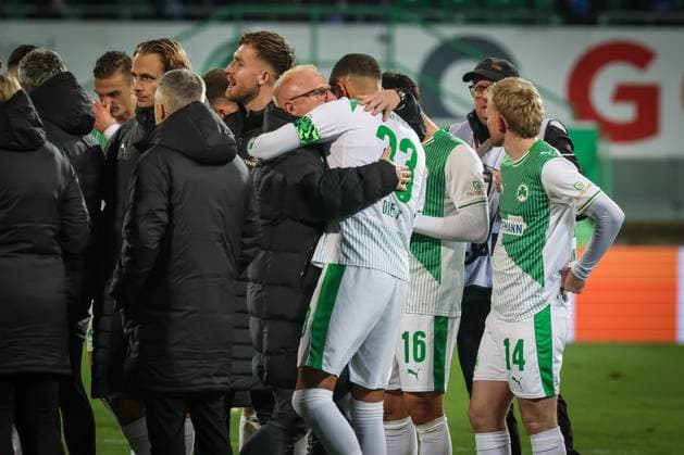 Cheftrainer Heiko Vogel (Spvgg Greuther Fuerth) umarmt Maximilian Dietz 33 (Spvgg Greuther Fuerth) nach SPielschluss, Spvgg Greuther Fuerth vs. Hertha BSC Berlin, Fussball, 2. Bundesliga, DFL, Saison 2025 2026, Hinrunde, 16. Spieltag, 12.12.2025 DFB regulations prohibit any use of photographs as image sequences and or quasi-video Fuerth Bayern Deutschland