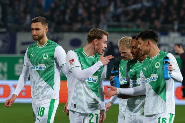 Luca Itter 27 (Spvgg Greuther Fuerth) und Julian Green 37 (Spvgg Greuther Fuerth) im Gespraech nach SPielschluss, mit Felix Higl 18 (Spvgg Greuther Fuerth) und Aaron Keller 16 (Spvgg Greuther Fuerth), Spvgg Greuther Fuerth vs. Hertha BSC Berlin, Fussball, 2. Bundesliga, DFL, Saison 2025 2026, Hinrunde, 16. Spieltag, 12.12.2025 DFB regulations prohibit any use of photographs as image sequences and or quasi-video Fuerth Bayern Deutschland