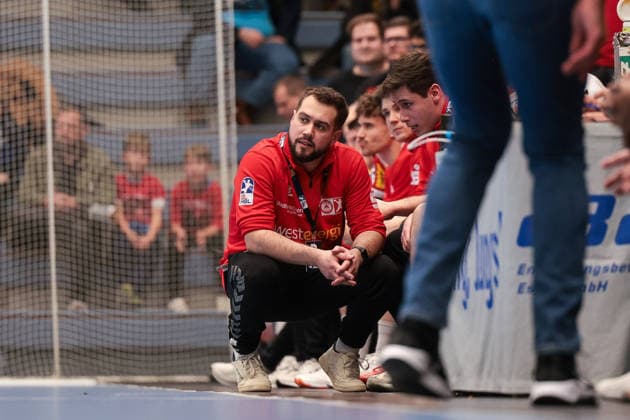 12.12.2025, Handball, Saison 2025 2026, 2. Handball Bundesliga, 15. Spieltag, TuSEM Essen - TuS N-Lübbecke, Trainer Kenji Hövels (TuSEM Essen) spricht mit Jugendkoordinator Florian Buddenborg (TuSEM Essen), Essen Am Hallo NRW Deutschland xRHR-FOTO DEx Copyright: DennisxEwert RHR-FOTOx RHR-FOTO DE