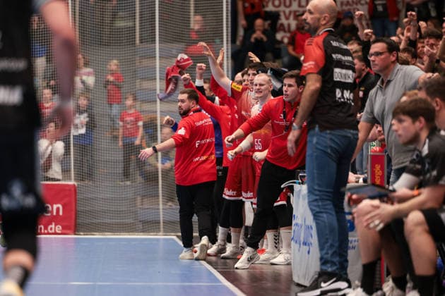 12.12.2025, Handball, Saison 2025 2026, 2. Handball Bundesliga, 15. Spieltag, TuSEM Essen - TuS N-Lübbecke, v. l. Trainer Kenji Hövels (TuSEM Essen), Oskar Kostuj (TuSEM Essen), Jugendkoordinator Florian Buddenborg (TuSEM Essen) jubeln, Essen Am Hallo NRW Deutschland xRHR-FOTO DEx Copyright: DennisxEwert RHR-FOTOx RHR-FOTO DE